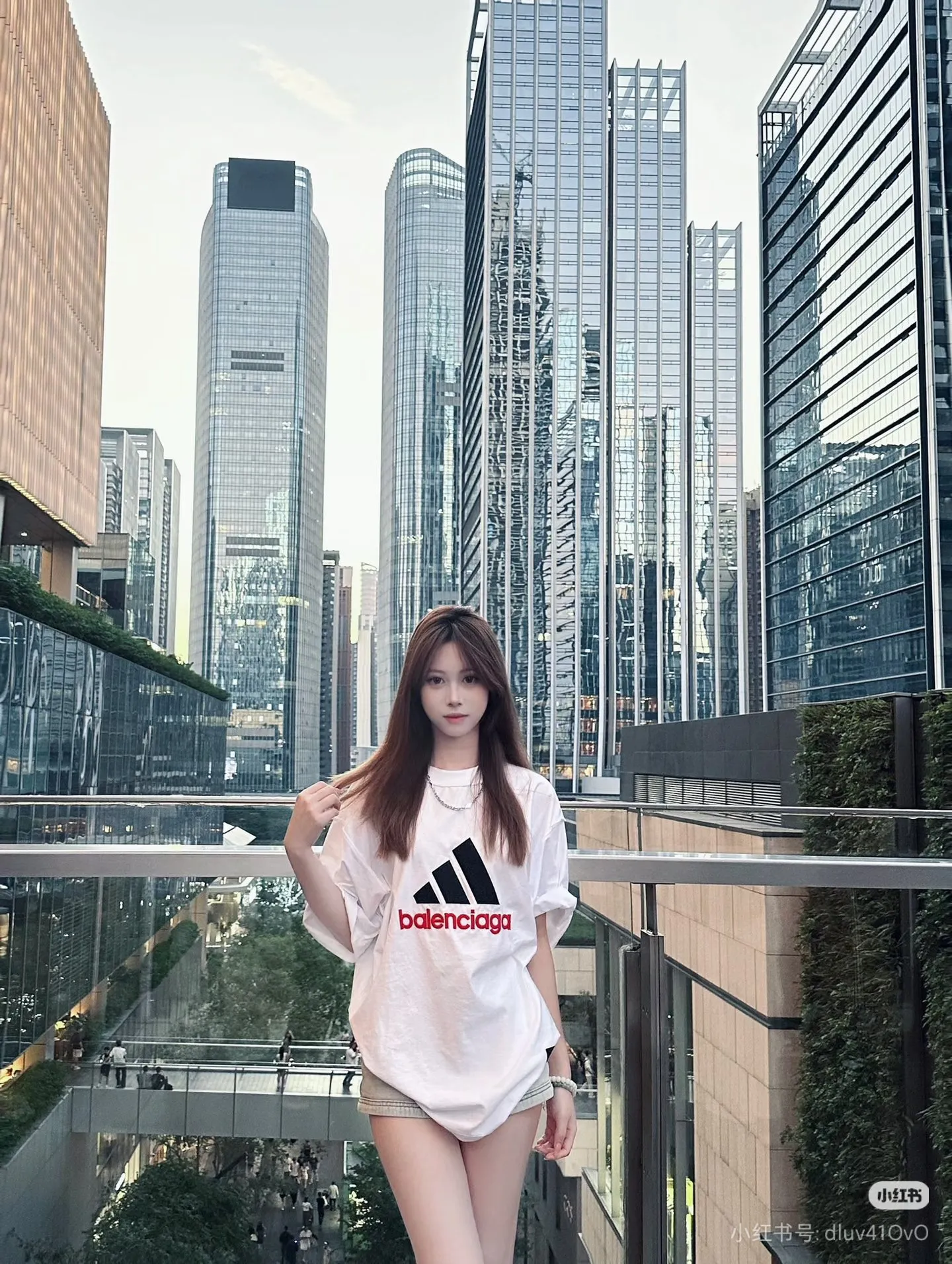 New batch number: G 805 Balenciaga × Adidas Balenciaga co-branded Adidas model Round neck short-sleeved T-shirt with Classic letter embroidery on the chest [Little Red Book Hot Sale｜Celebrity Same Style｜Co-branded triangle logo letter embroidery] 1️⃣ Made of 26 counts of 270g pure cotton double yarn fabric, soft and skin-friendly, breathable and not stuffy, Oversize loose version, covering the flesh and making you look slimmer! 2️⃣ Co-branded iconic elements, simple street yet high-end, White single color, highly recognizable, different from ordinary versions on the market 3️⃣ Seiko Quality 3 cm 12-pin foreign trade grade wiring, 1:1 customized accessories, complete three labels, complete collar label, washing label, and hangtag Color: White Men's and women's Same Style Size: S / M / L / XL ⚠️ Size recommendation: The version is a little too big. If you like the slimming effect, it is recommended to take a smaller size. The error of manual measurement is about 3cm.